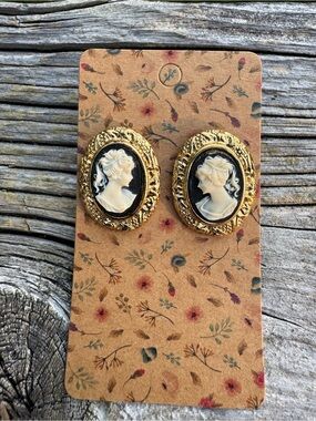 Gold-Tone Black & Cream Cameo Earrings - Retro Vintage Style - Antique Chic